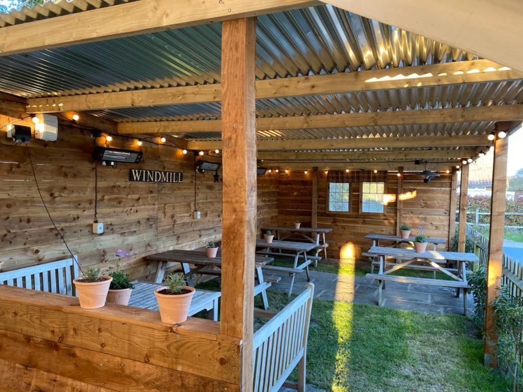 The Windmill Inn Хоршам Экстерьер фото