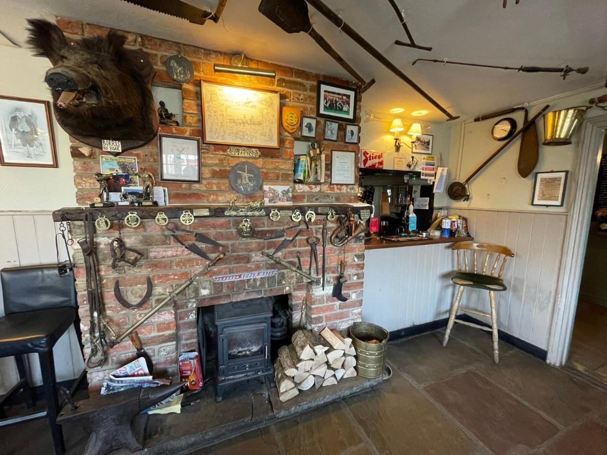 The Windmill Inn Хоршам Экстерьер фото