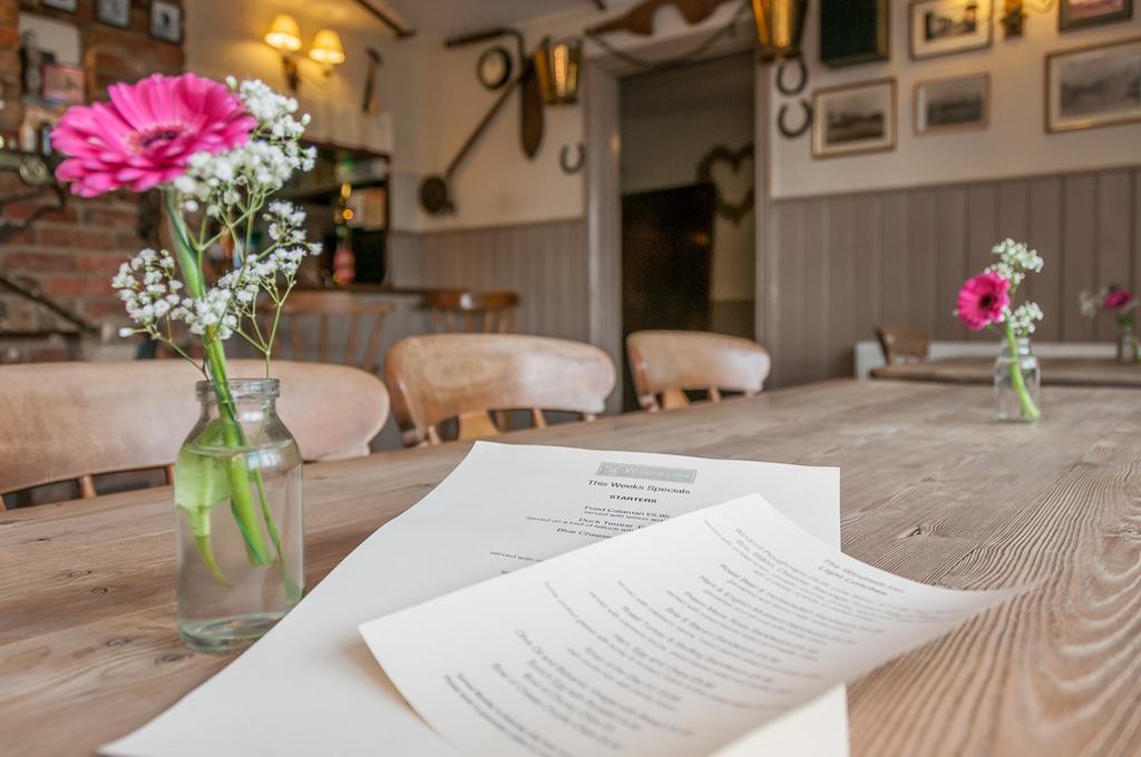 The Windmill Inn Хоршам Экстерьер фото